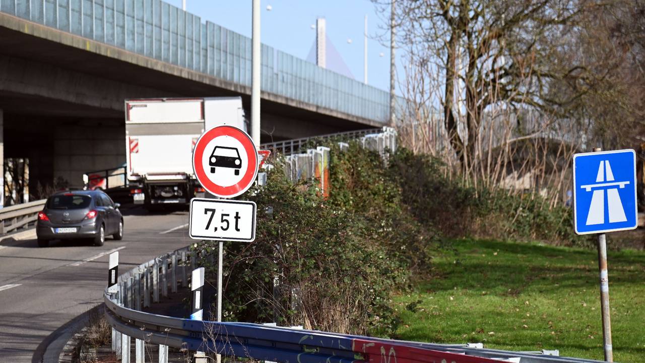 An einer Zufahrt auf eine Brücke steht ein Verbotsschild für Lkw über 7,5 Tonnen.