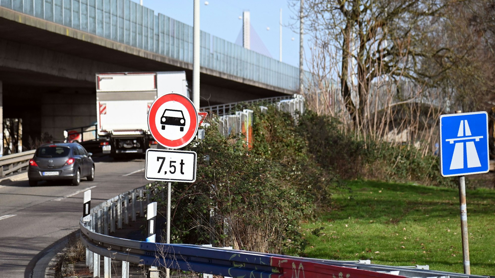 An einer Zufahrt auf eine Brücke steht ein Verbotsschild für Lkw über 7,5 Tonnen.