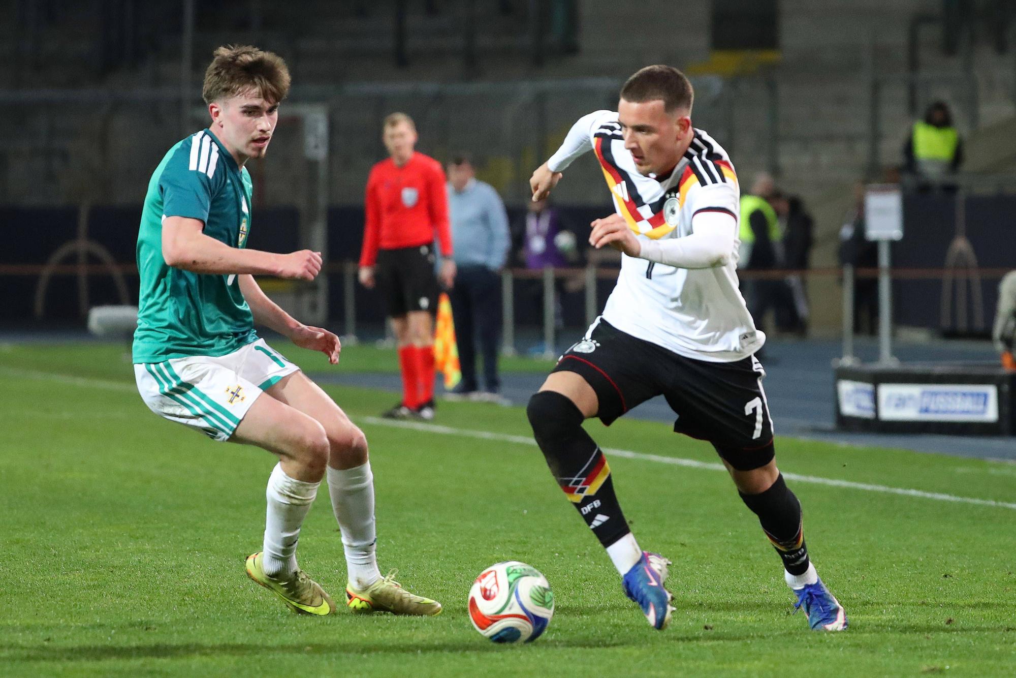 Said El Mala dribbelt am Ball in einem Spiel der U21 des DFB.