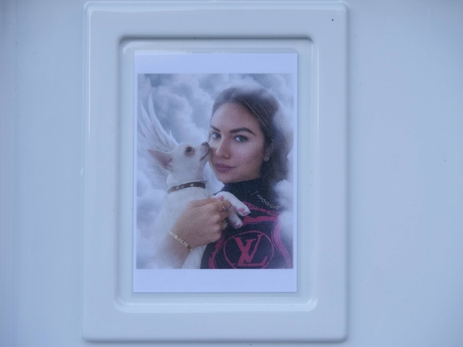 Eine Frau mit einem Hund