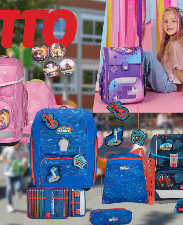 Schulranzen in verschiedenen Farben vor einer Schule mit Spielplatz.