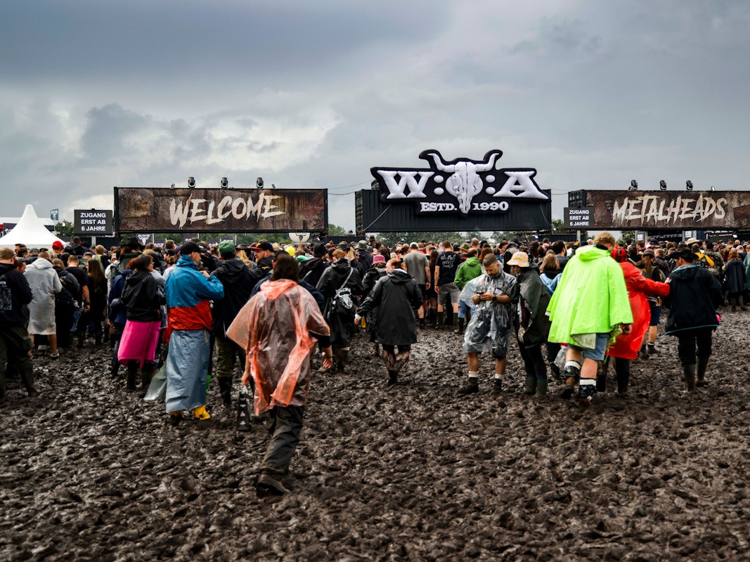 Wacken-Fans stehen bei der 2025er-Ausgabe im Matsch.
