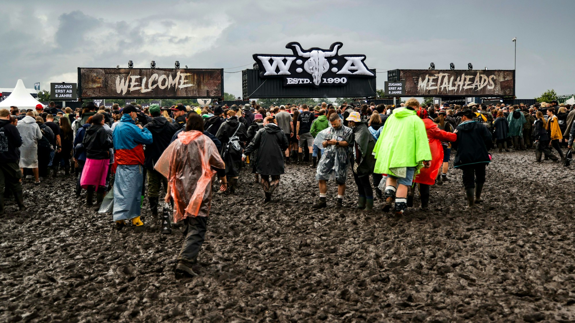 Wacken-Fans stehen bei der 2025er-Ausgabe im Matsch.