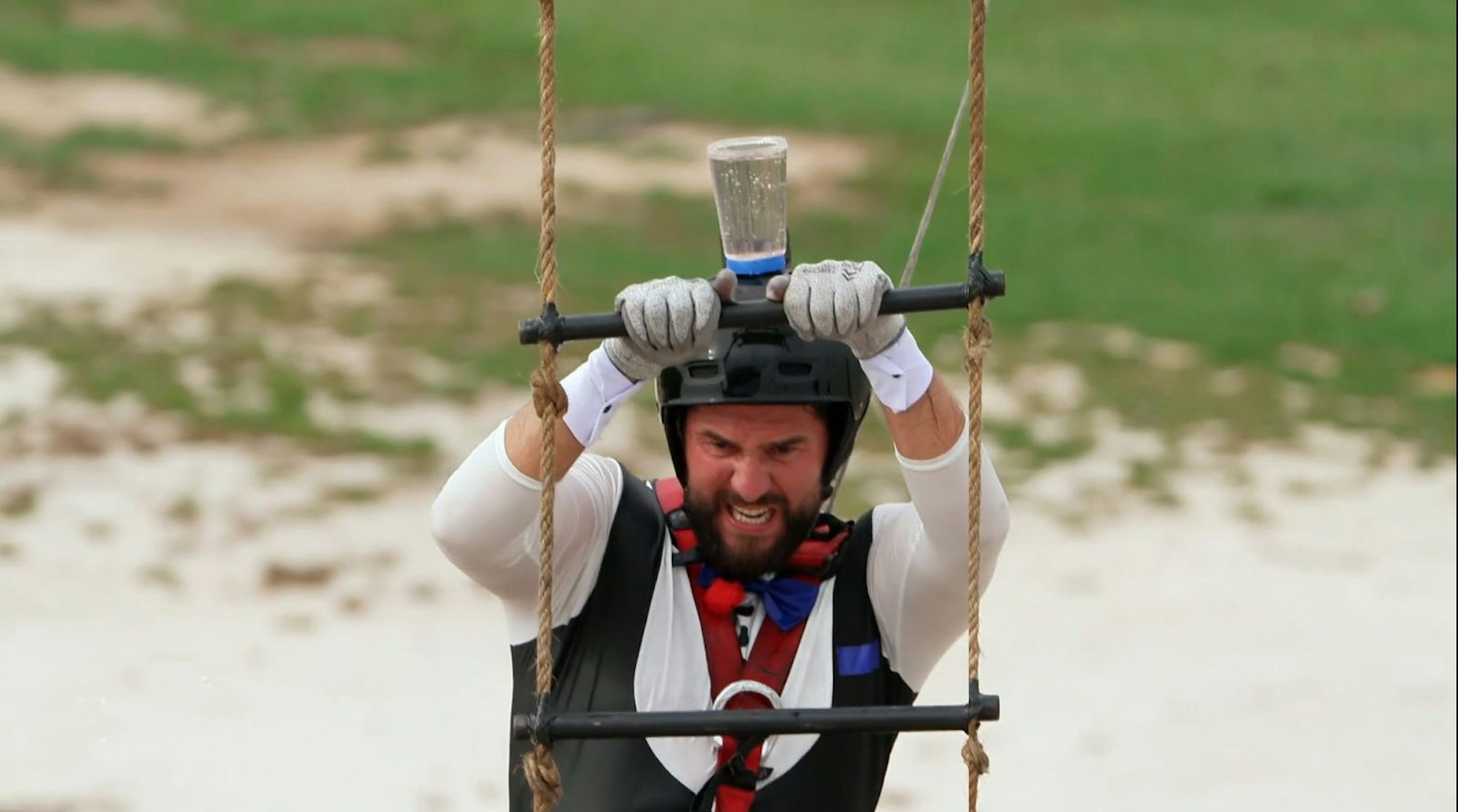 Maurice Dziwak musste sich beim Kletter-Spiel knapp geschlagen geben. Für ihn reichte es - wegen 80 Milliliter zu wenig gesammeltem Champagner - nur für Platz drei. (Bild: Joyn)