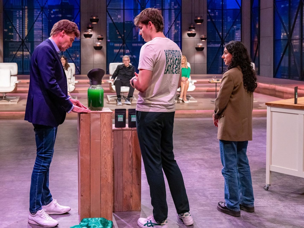 Superfood vom heimischen Fensterbrett: Die jungen „MySpirulina“-Gründer Ben (Mitte) und Sara haben ein Starter-Kit entwickelt, mit dem man die nährstoffreichen Mikroalgen zu Hause selbst züchten kann. (Bild: RTL / Bernd-Michael Maurer)