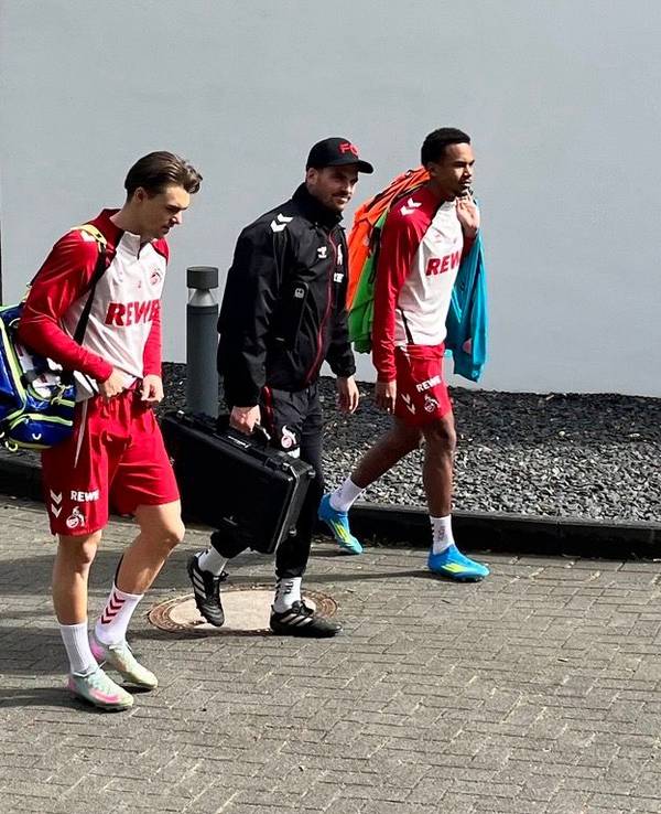 Joel Schmied und Youssoupha Niang gehen Richtung Trainingsplatz.