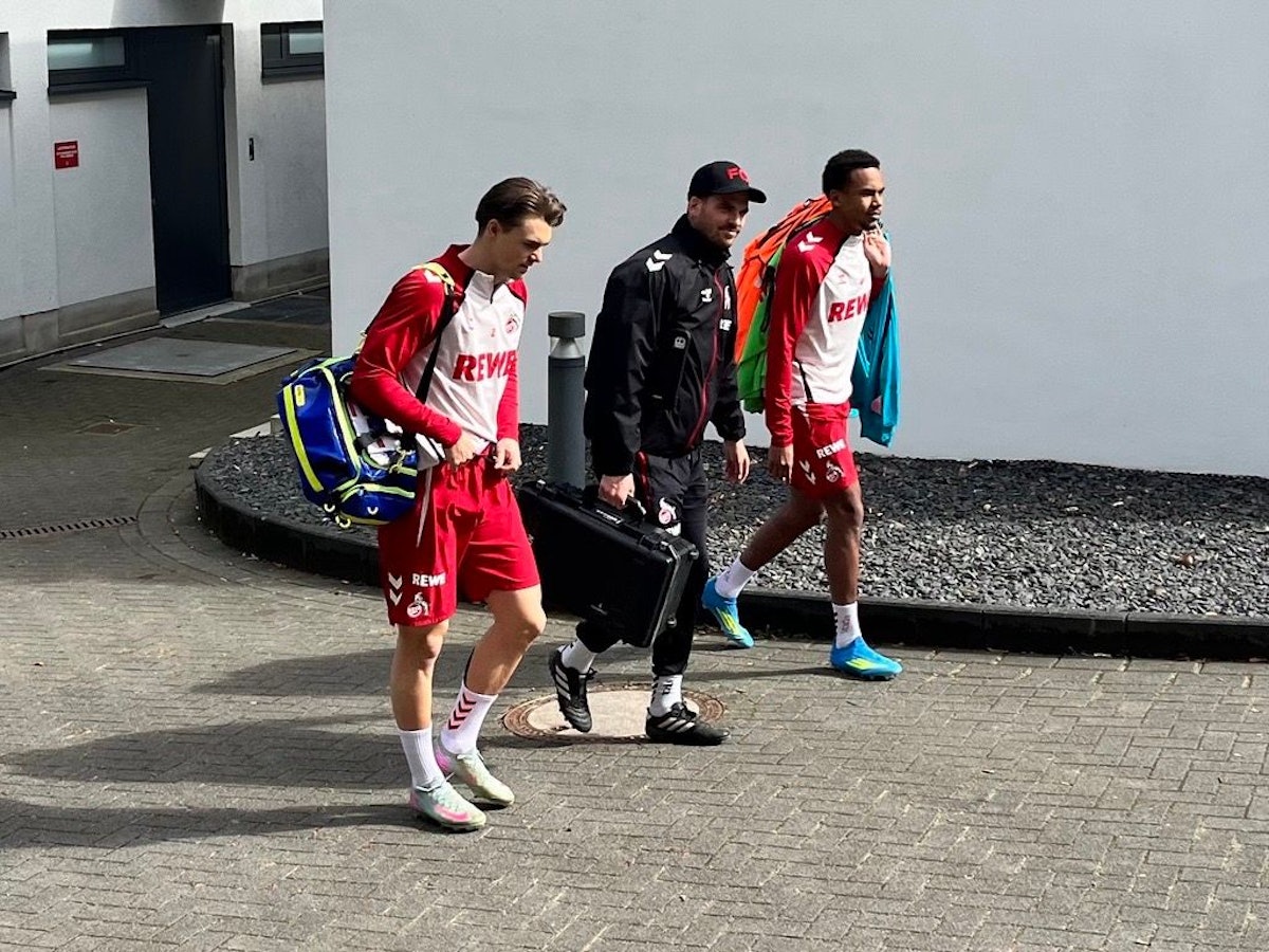 Joel Schmied und Youssoupha Niang gehen Richtung Trainingsplatz.