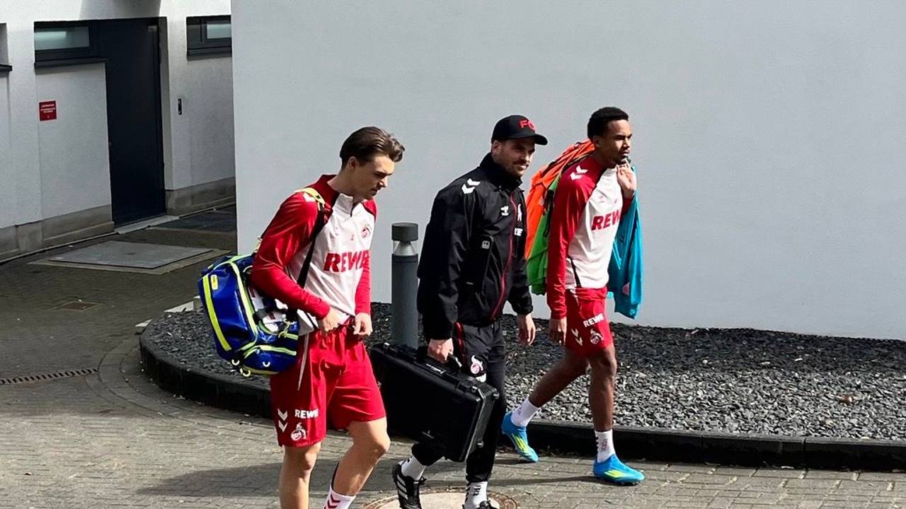 Joel Schmied und Youssoupha Niang gehen Richtung Trainingsplatz.