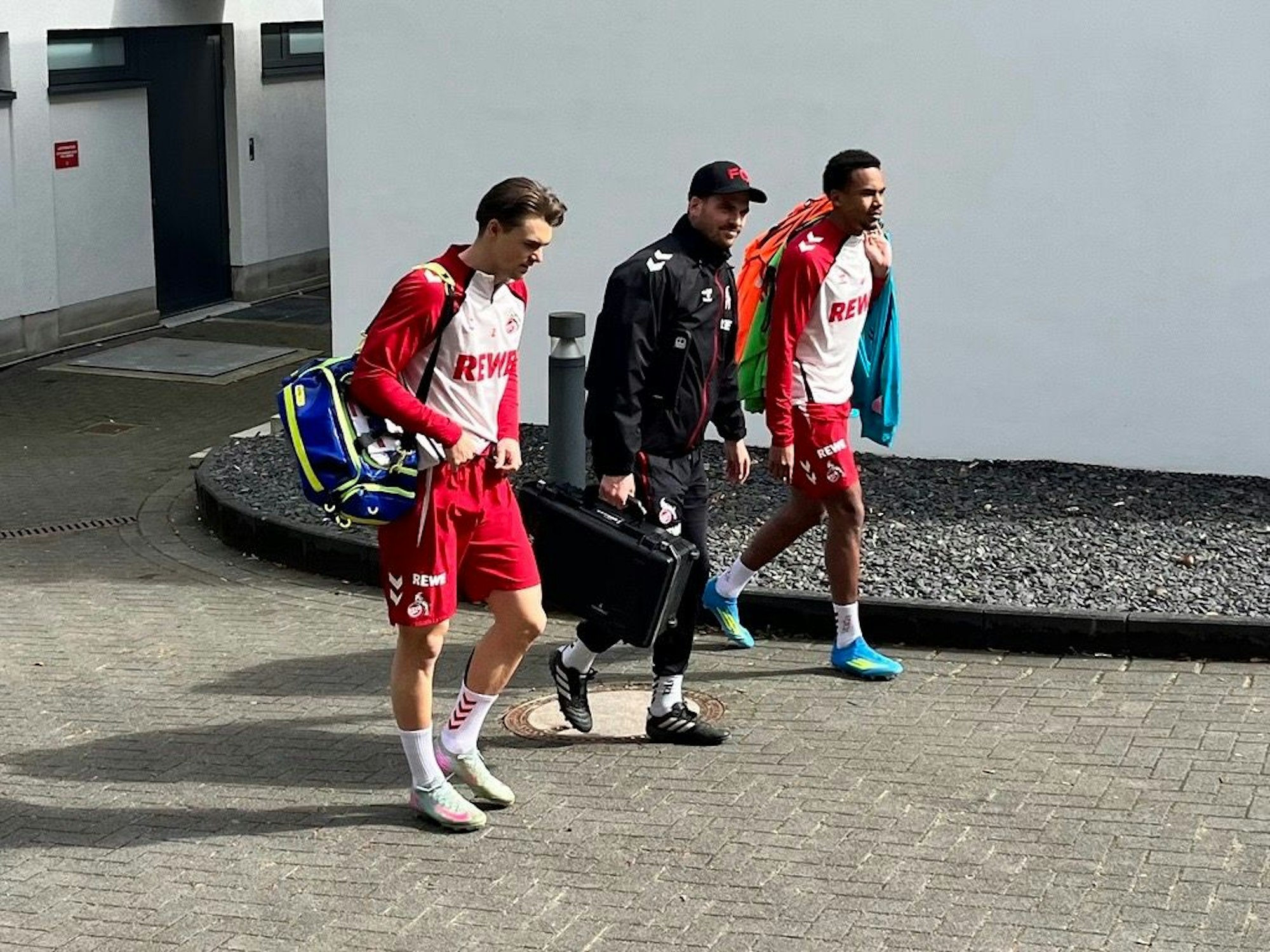 Joel Schmied und Youssoupha Niang gehen Richtung Trainingsplatz.