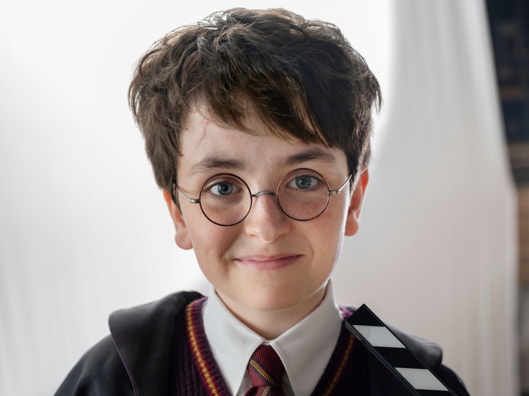 Dieses von HBO veröffentlichte Bild zeigt Dominic McLaughlin, der Harry Potter darstellen wird, am Set der HBO-Serie „Harry Potter“. TV-Start der Serie ist für 2027 geplant. Der BBC zufolge soll die Produktion der neuen Serie mit mehreren Staffeln insgesamt etwa zehn Jahre dauern.