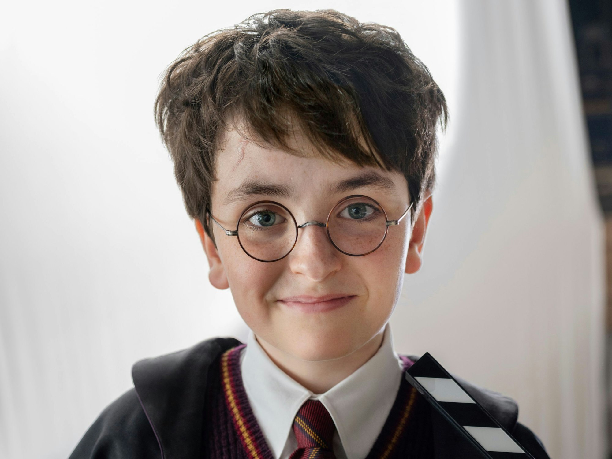 Dieses von HBO veröffentlichte Bild zeigt Dominic McLaughlin, der Harry Potter darstellen wird, am Set der HBO-Serie „Harry Potter“. TV-Start der Serie ist für 2027 geplant. Der BBC zufolge soll die Produktion der neuen Serie mit mehreren Staffeln insgesamt etwa zehn Jahre dauern.