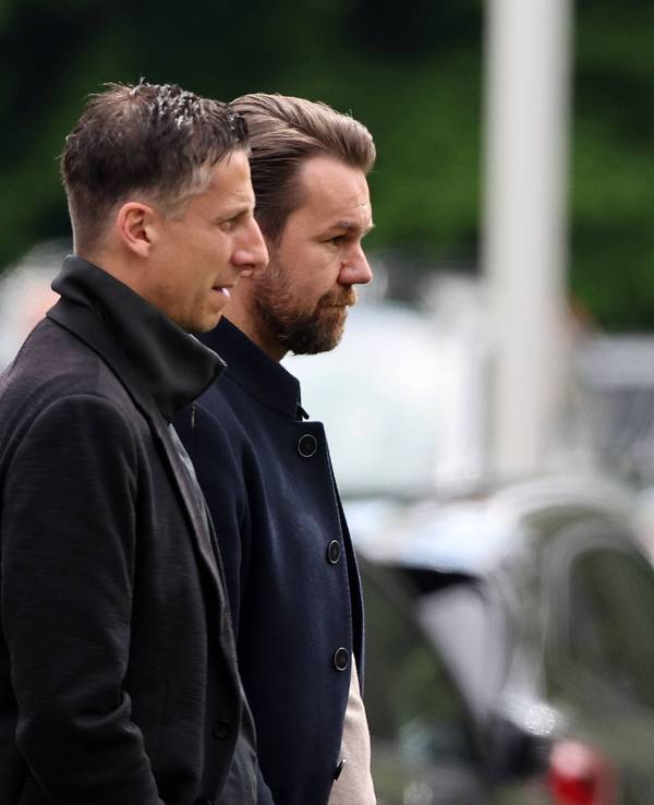 Christian Keller und Thomas Kessler beobachten eine FC-Trainingseinheit.