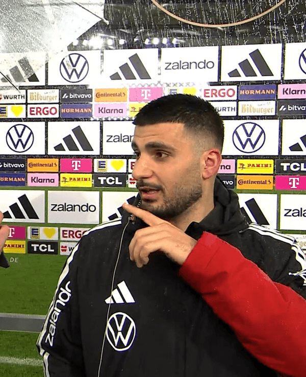 Deniz Undav nach dem DFB-Testspiel gegen Ghana in Stuttgart am ARD-Mikrofon bei Reporter Alex Schlüter.