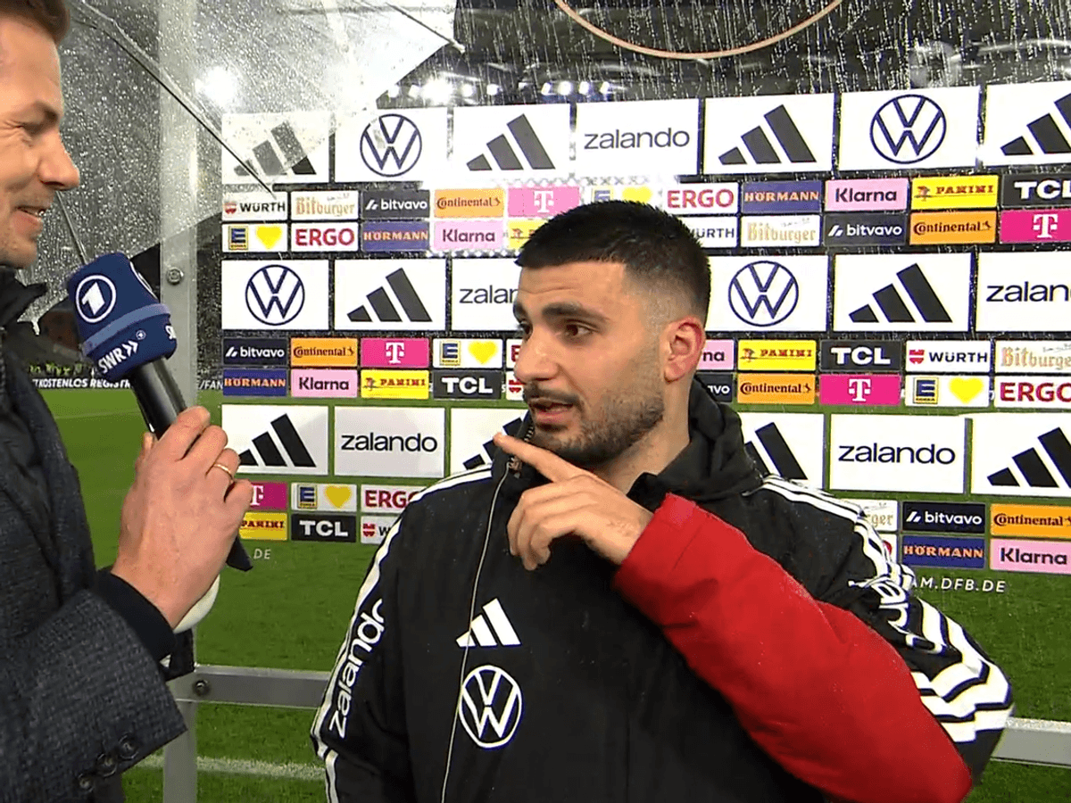 Deniz Undav nach dem DFB-Testspiel gegen Ghana in Stuttgart am ARD-Mikrofon bei Reporter Alex Schlüter.
