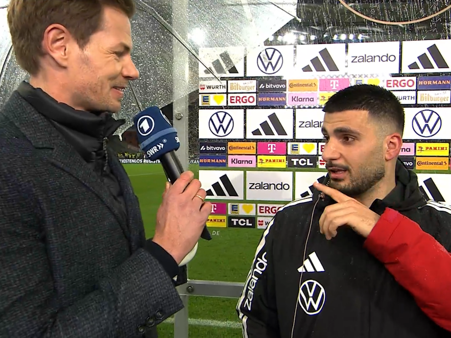 Deniz Undav nach dem DFB-Testspiel gegen Ghana in Stuttgart am ARD-Mikrofon bei Reporter Alex Schlüter.