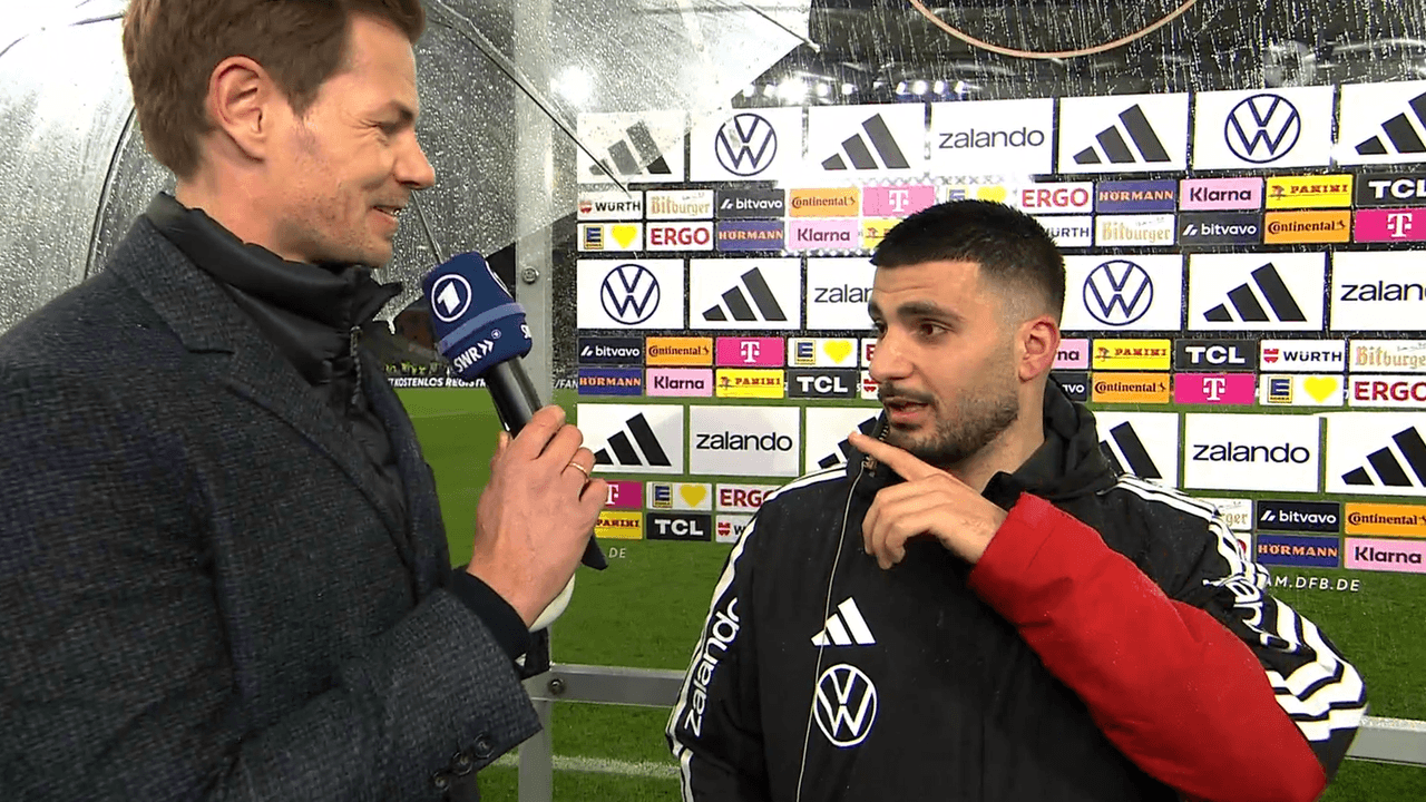 Deniz Undav nach dem DFB-Testspiel gegen Ghana in Stuttgart am ARD-Mikrofon bei Reporter Alex Schlüter.