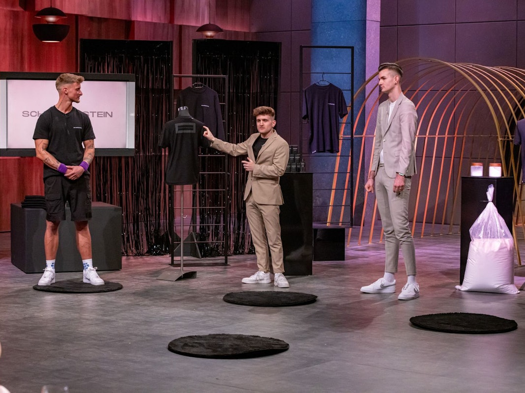 Geschickt gewählter Pitch-Helfer: Reality-Star Laurenz Pesch (links) stellt sich als Versuchsperson für den Duft-Test zur Verfügung. (Bild: RTL / Bernd-Michael Maurer)