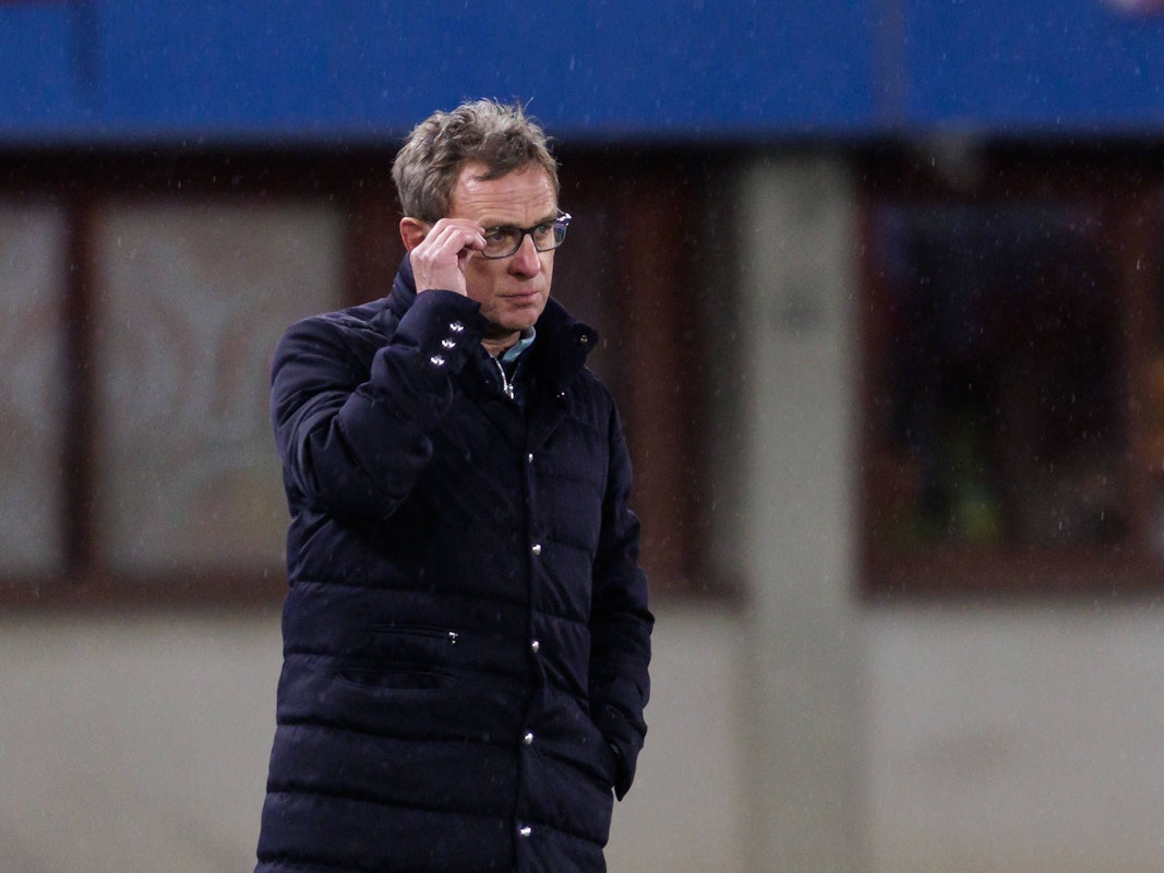 Ralf Rangnick richtet sich am Spielfeldrand die Brille.