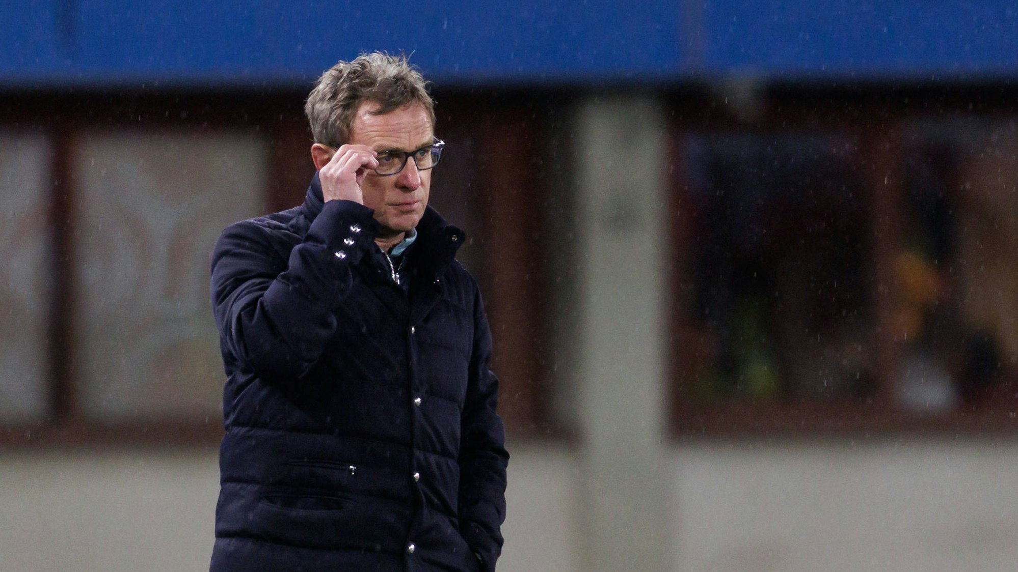 Ralf Rangnick richtet sich am Spielfeldrand die Brille.