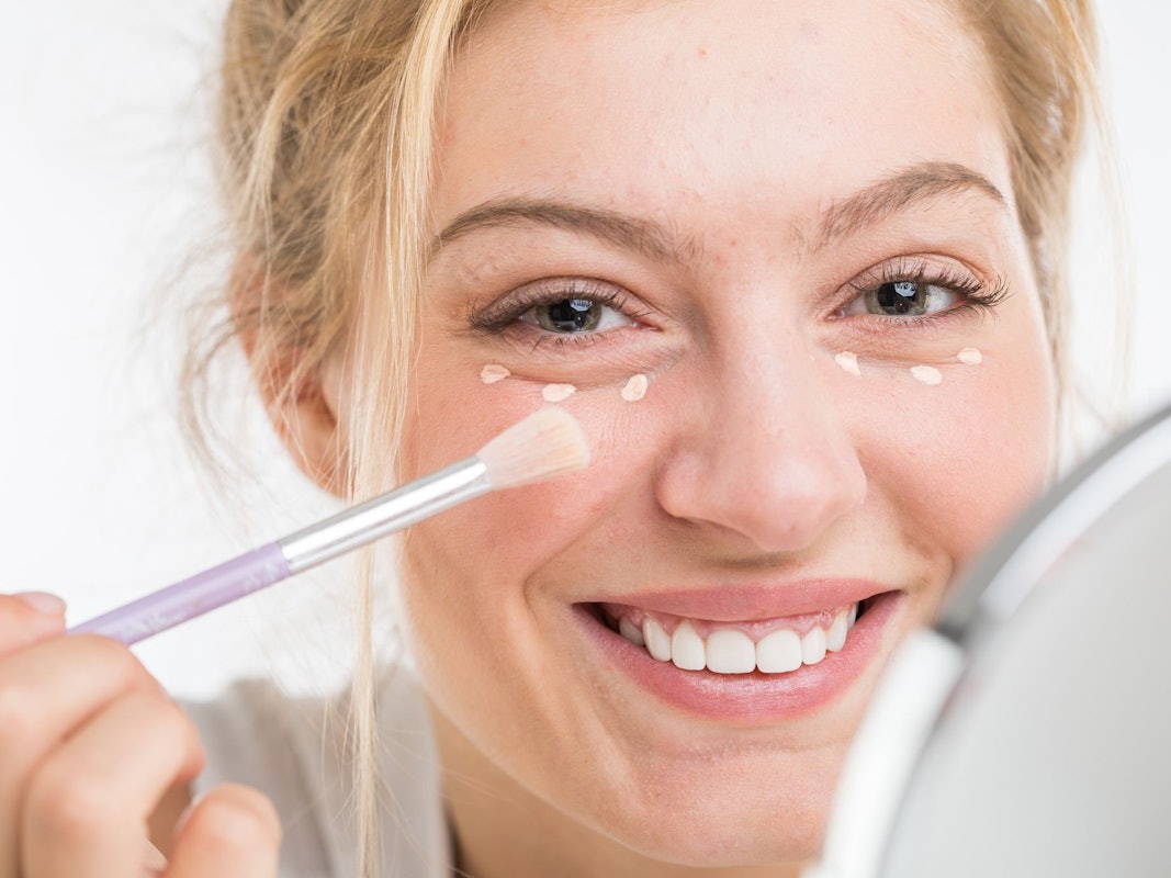 Eine Faru trägt Concealer auf