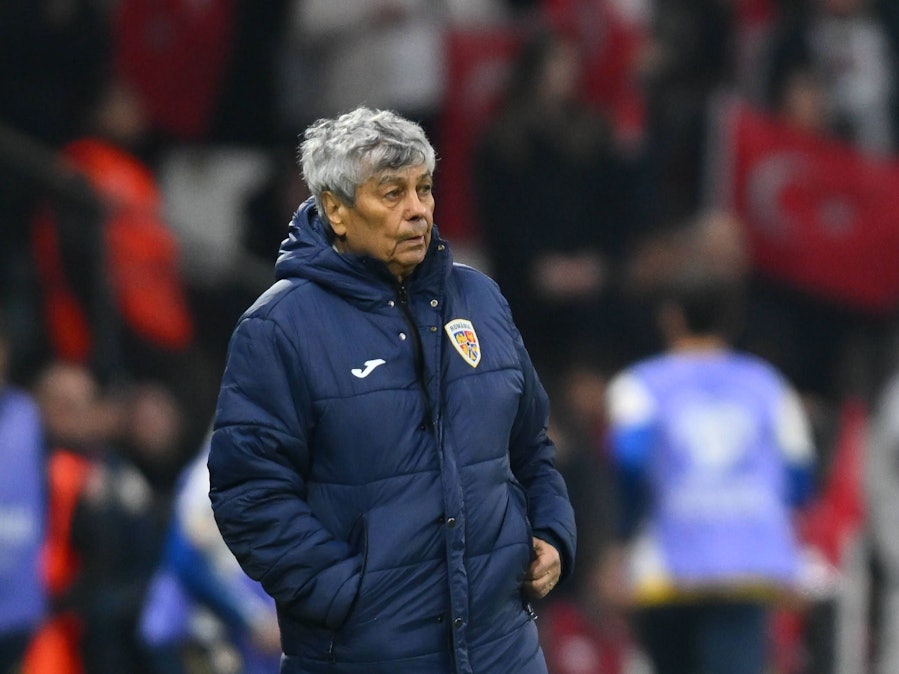 Mircea Lucescu im blauen Mantel