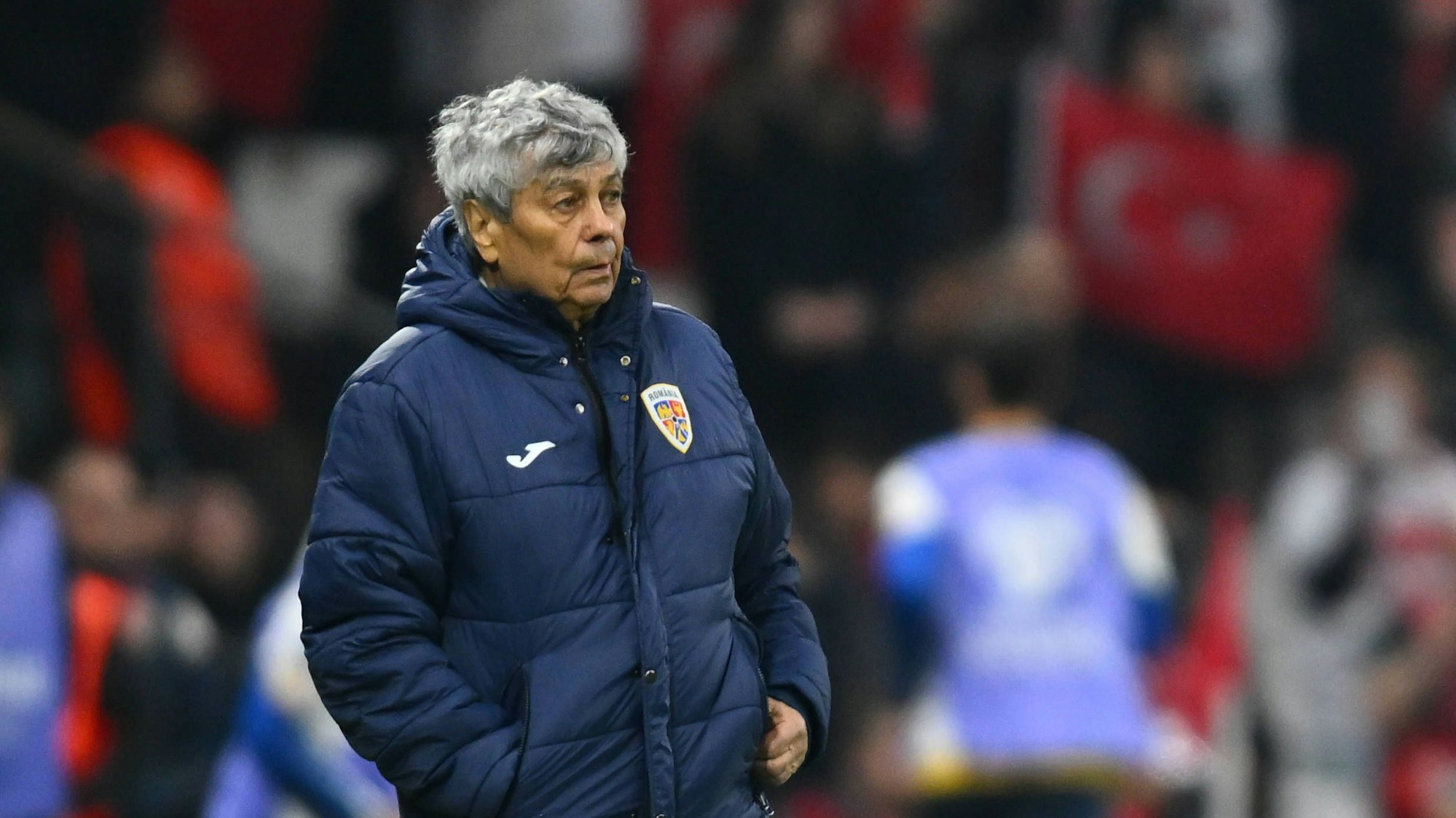 Mircea Lucescu im blauen Mantel