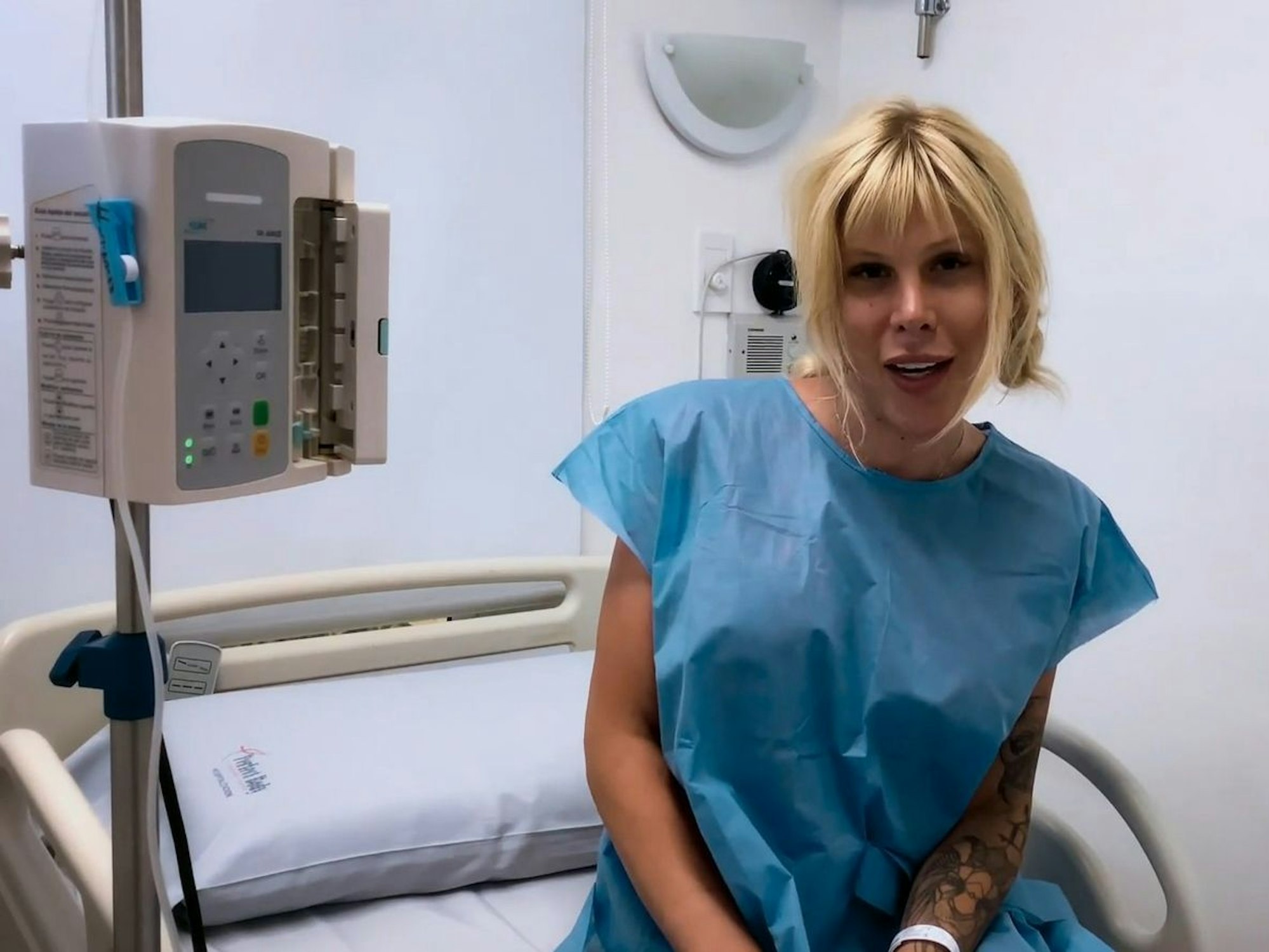 Mit „Tränen in den Augen“ gab Arielle Rippegather mittels einer Videobotschaft aus dem Krankenhaus ihr Aus bei „Reality Queens“ bekannt. (Bild: RTL)