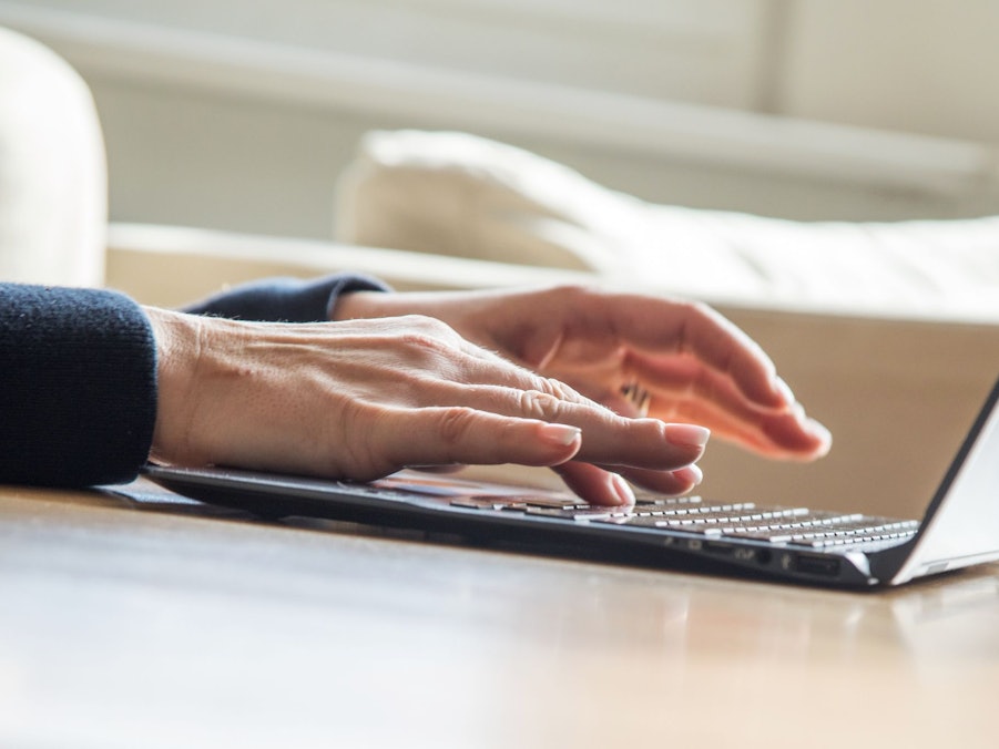 Eine Frau tippt auf einem Laptop