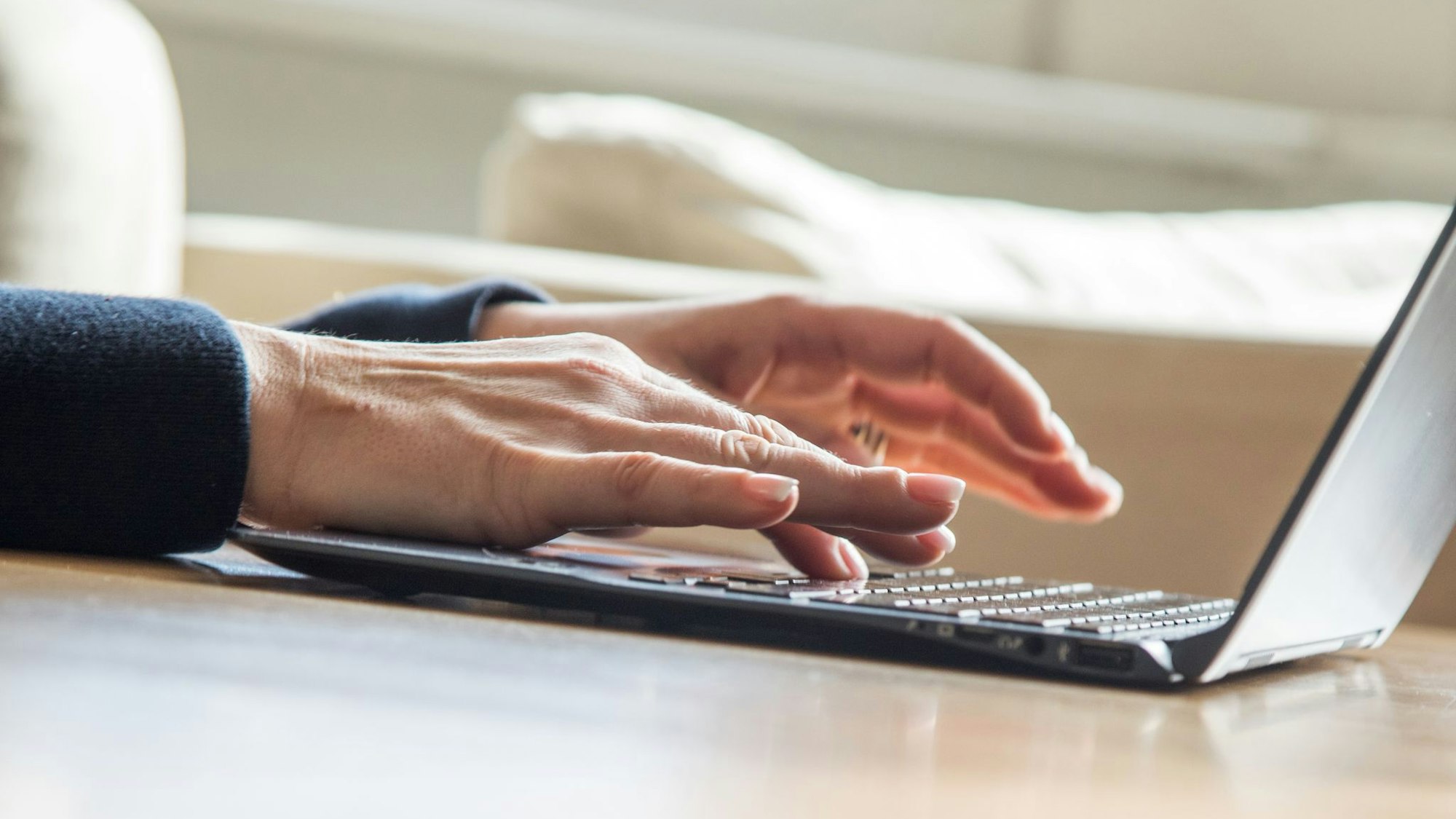 Eine Frau tippt auf einem Laptop