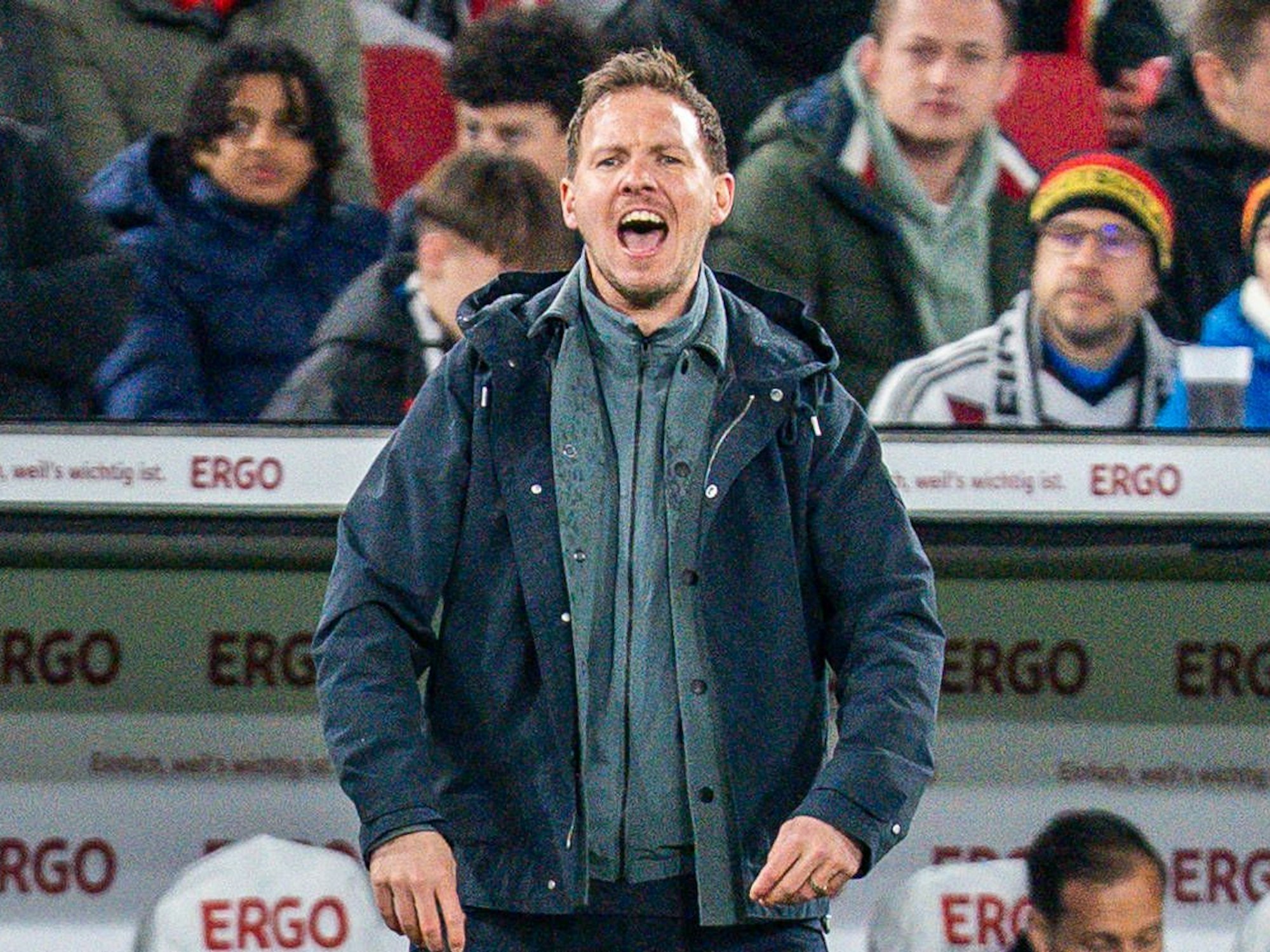 Julian Nagelsmann steht an der Seitenlinie.