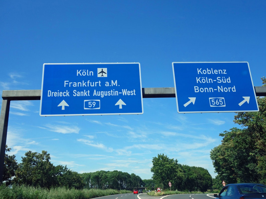 Nach einem spektakulären Unfall am Sonntagmorgen (29. März) am Autobahnkreuz Bonn-Nord fahndet die Polizei nach einem flüchtigen Fahrer. (Symbolfoto)