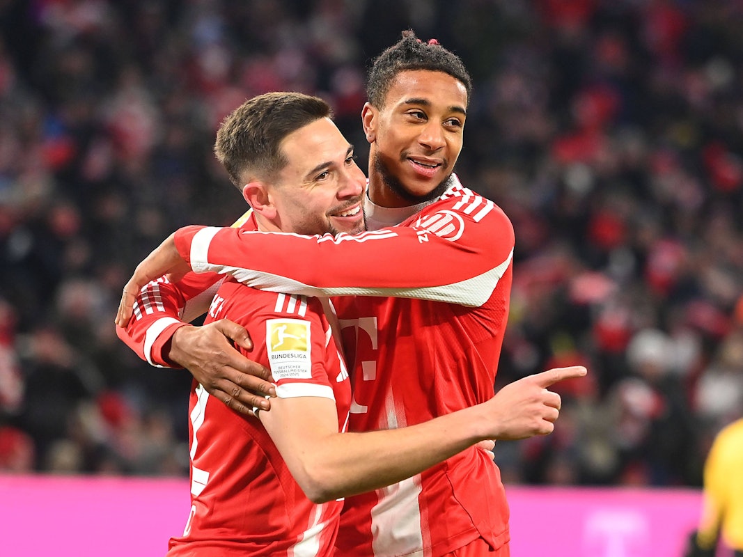 Raphael Guerreiro und Michael Olise umarmen sich beim Torjubel.