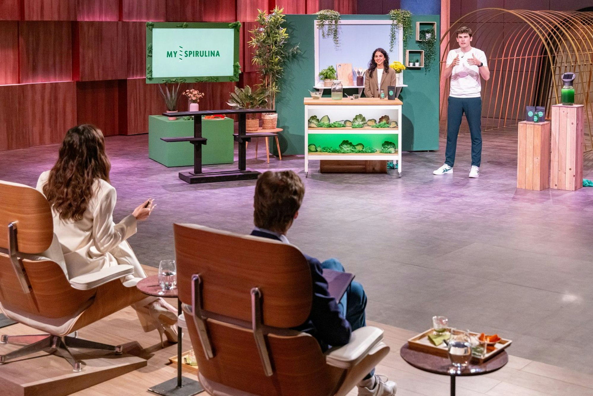 Judith Williams und Carsten Maschmeyer wollen eigentlich gemeinsam investieren, doch sie schicken die Start-up-Unternehmer zunächst wieder weg. (Bild: RTL / Bernd-Michael Maurer)