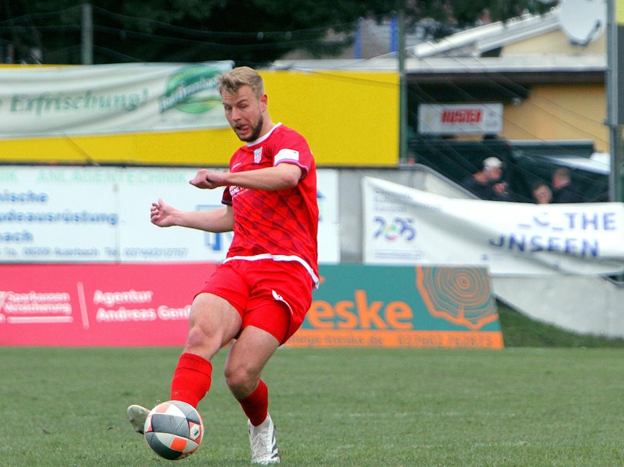 Fußballspieler Maximilian Somnitz spielt einen Pass.