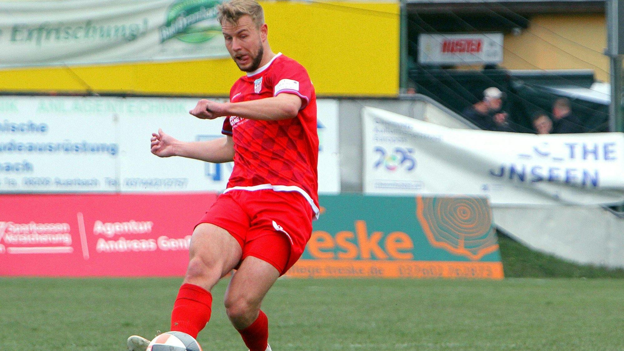 Fußballspieler Maximilian Somnitz spielt einen Pass.