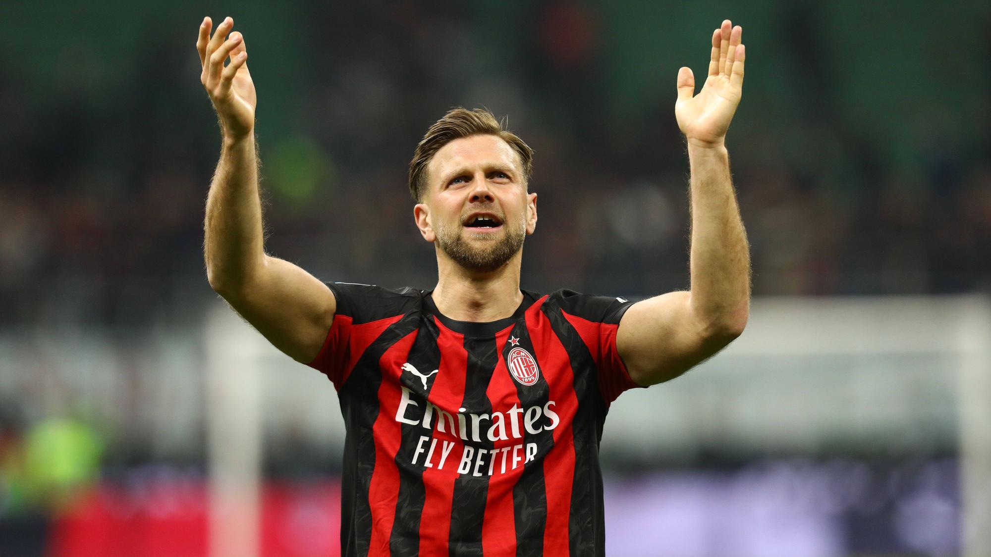 Niclas Füllkrug klatscht nach einem Milan-Spiel in Richtung der Fans.