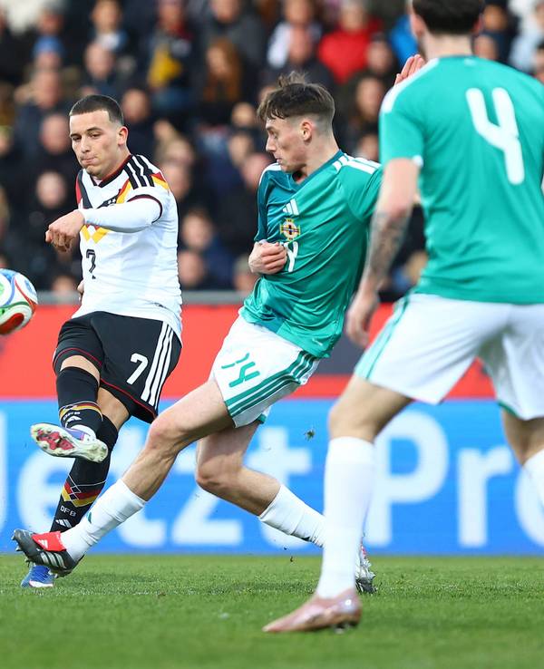 Said El Mala schießt den Ball in einem Spiel der U21 des DFB.
