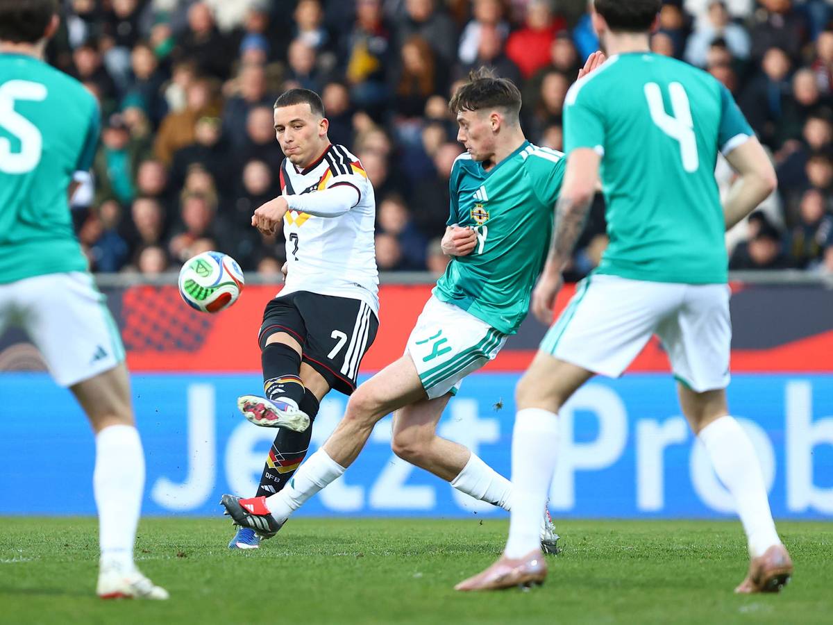 Said El Mala schießt den Ball in einem Spiel der U21 des DFB.