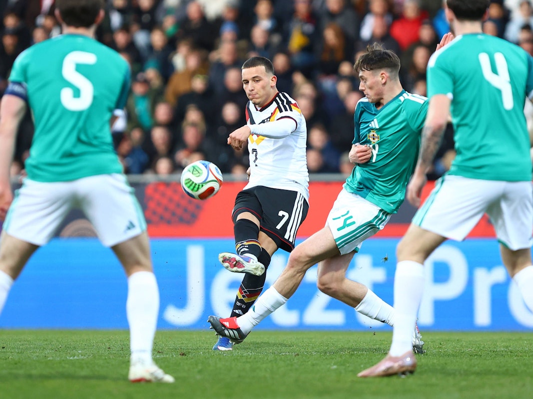 Said El Mala schießt den Ball in einem Spiel der U21 des DFB.