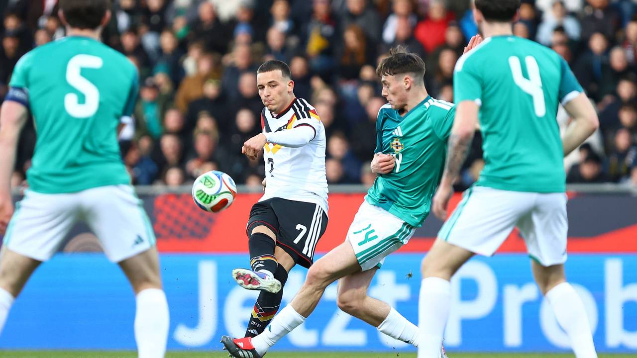 Said El Mala schießt den Ball in einem Spiel der U21 des DFB.