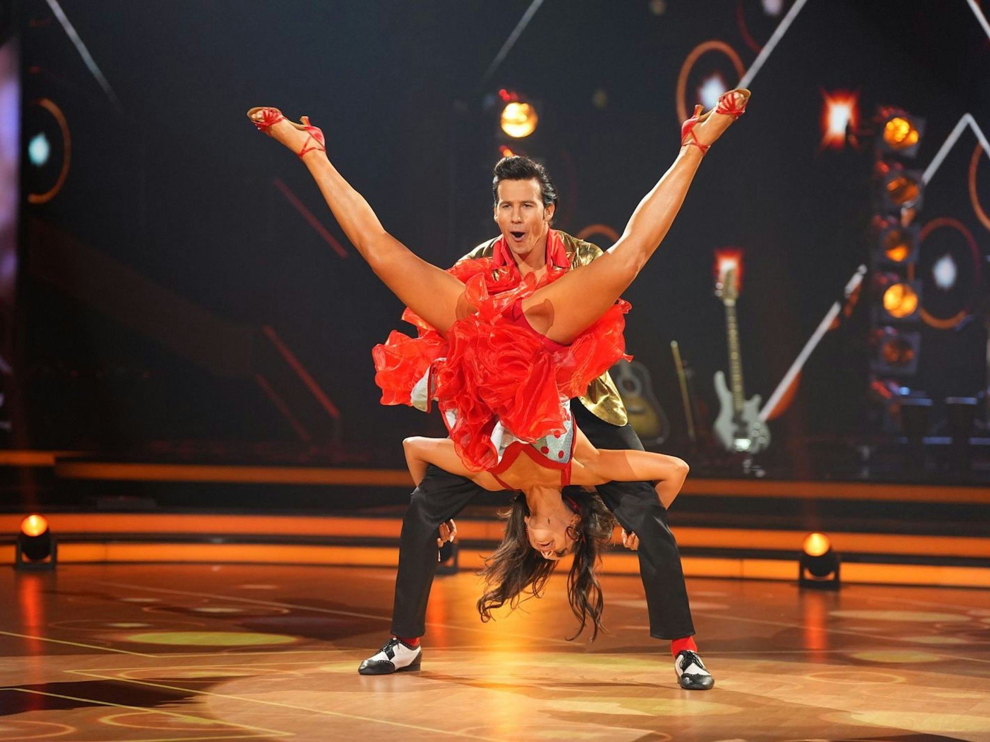 Volle Punktzahl! Ninja Warrior Joel Mattli imitierte Elvis beim „Hound Dog“-Jive mit Malika Dzumaev perfekt. (Bild: RTL / Stefan Gregorowius)