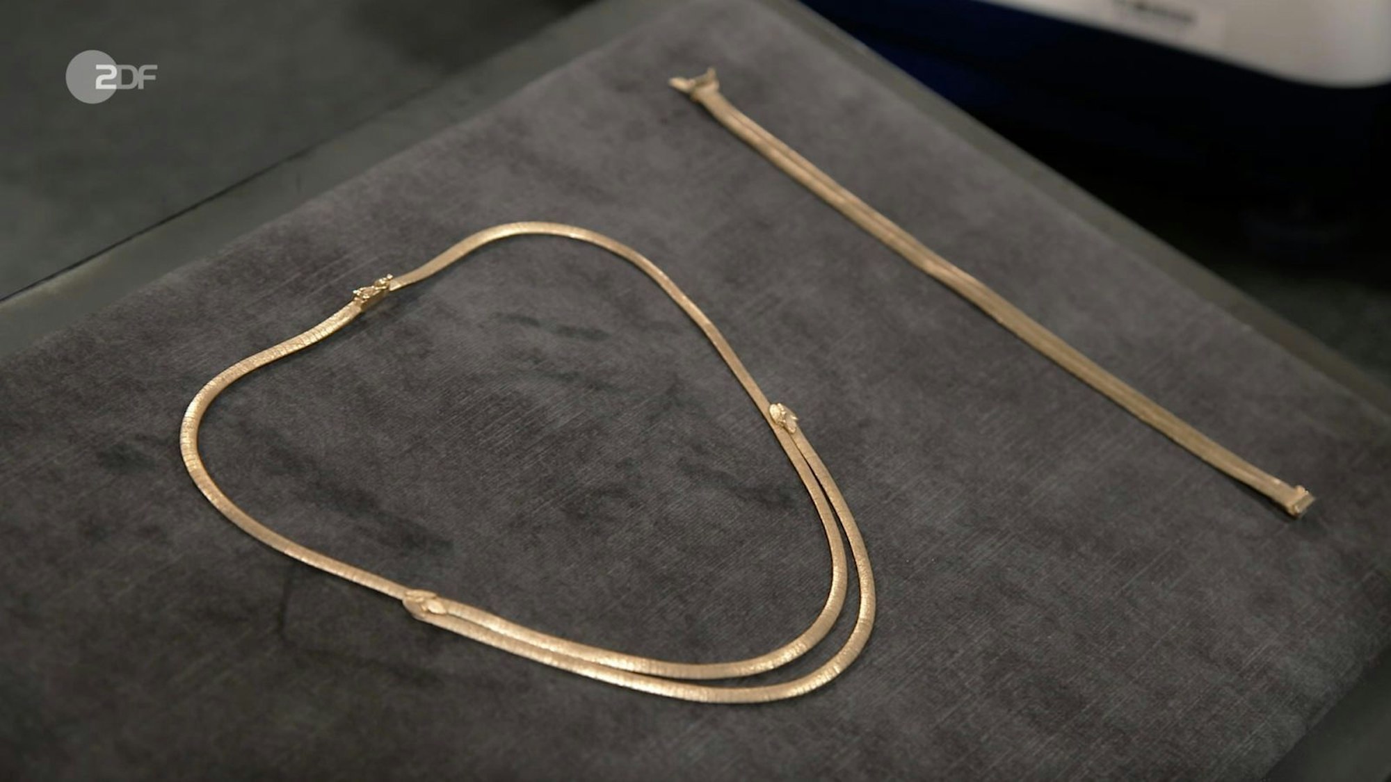 Wendela Horz datierte ein Collier und Armband aus 585er Gold aufgrund des „zurückhaltenden Designs“ in den 1960er Jahren. (Bild: ZDF)