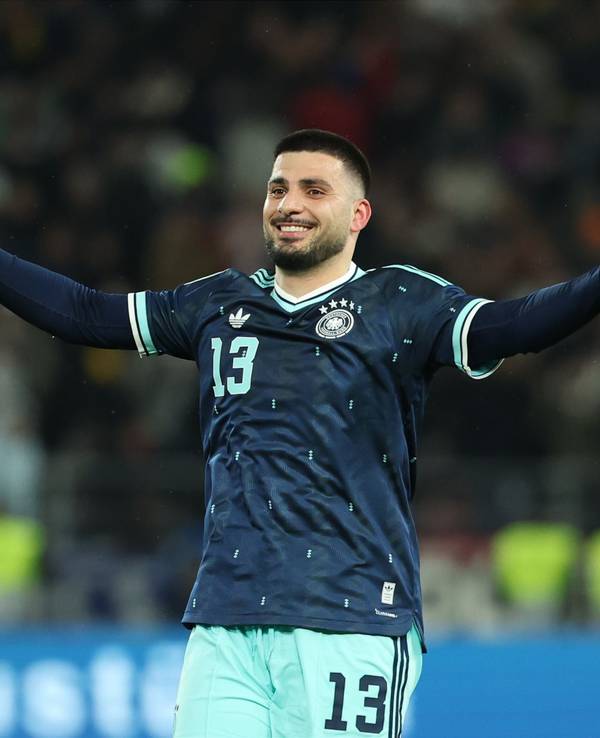 Deniz Undav jubelt mit ausgestreckten Armen.