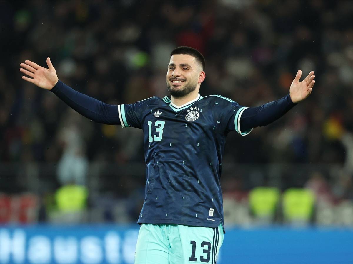 Deniz Undav jubelt mit ausgestreckten Armen.