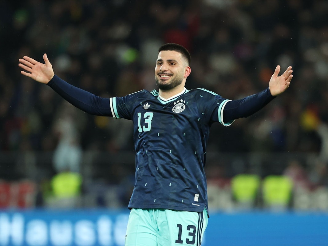 Deniz Undav jubelt mit ausgestreckten Armen.