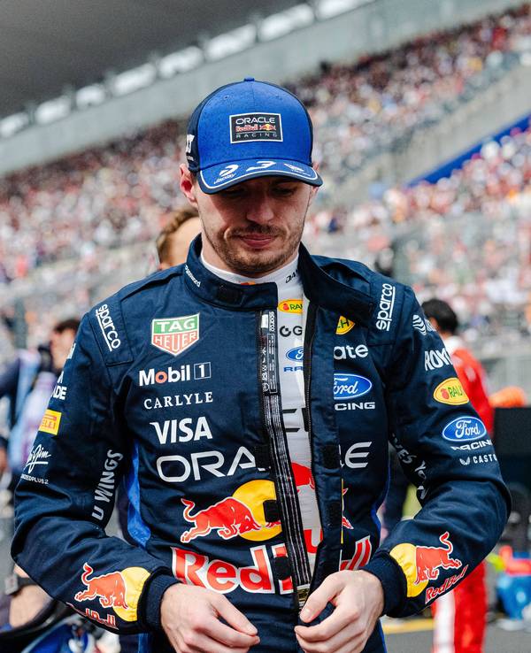 Max Verstappen geht vor dem Start über die Rennstrecke.