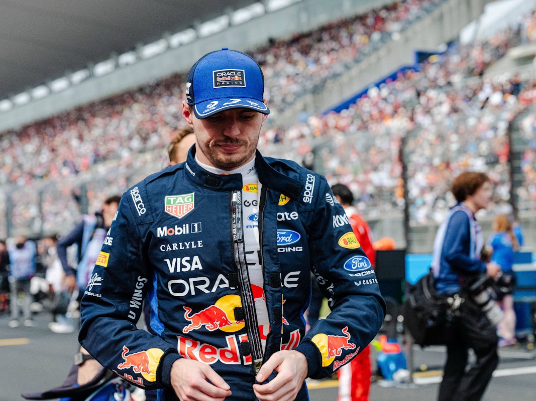 Max Verstappen geht vor dem Start über die Rennstrecke.