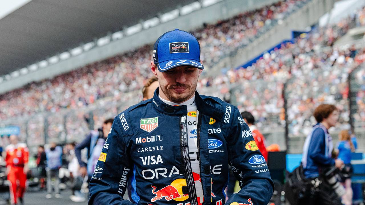 Max Verstappen geht vor dem Start über die Rennstrecke.