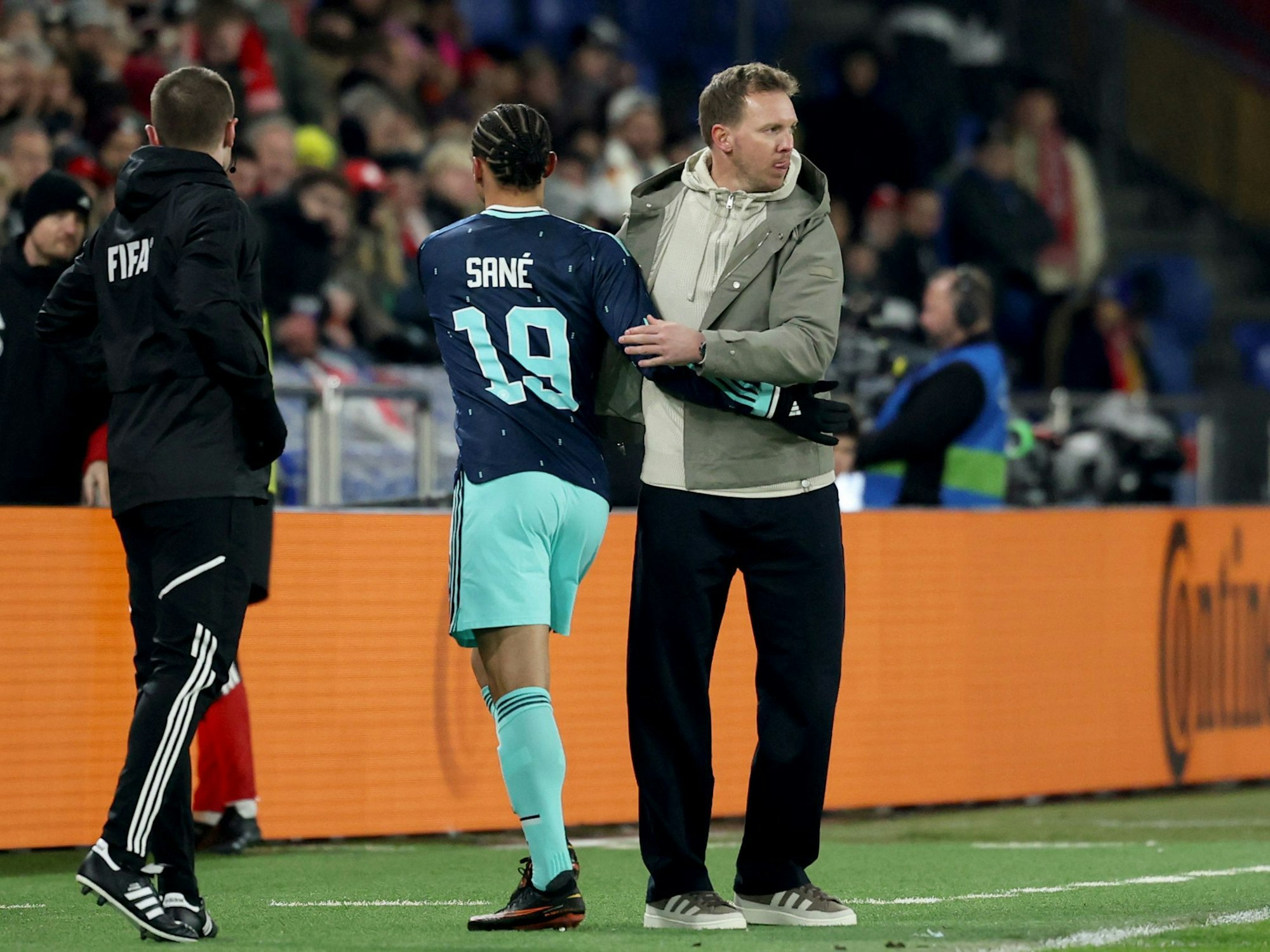 Umarmung von Sané und Nagelsmann nach der Auswechslung.