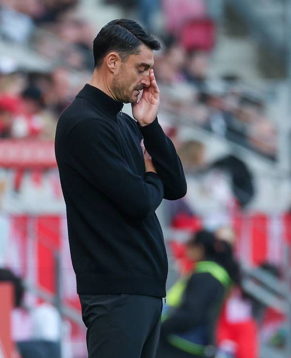 Albert Riera hält sich die Hand resigniert vor das Gesicht.
